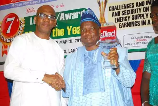 Mr. Hakee Bello representing Babatunde Fashola (r) receiving a plaque from prince Dapo Abiodun