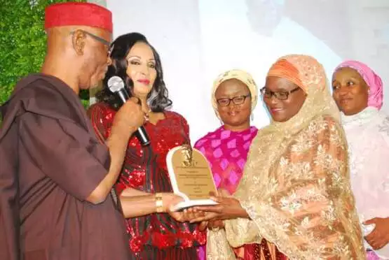 Hadjia Hadiza Abubakar wife to the governor of Bauchi state,receiving award from Chief John Odigie Oyegun