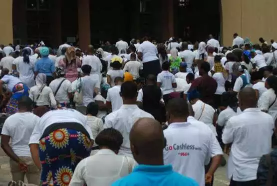 catholic faithful observing mass to honour the late Benue state victims