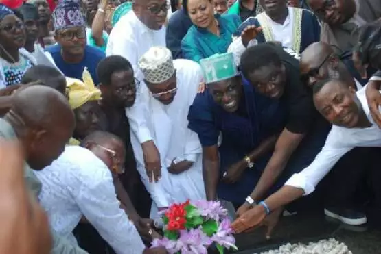 Guest of Honour, Abdul Jelili Tafawa Balewa (Middle) with other dignitries laying wreath