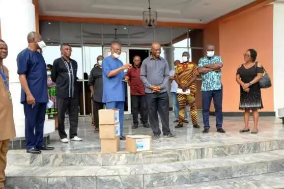 Prof. Maurice Iwu appreciating the ASUU research team for their donation to Government of Imo State.