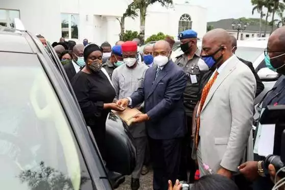 Governor Hope Uzodimma (centre), handing over the keys to the Sports Utility Vehicles (SUVs) to the State Chief Judge, Justice Ijeoma Aguguo in Government House, Owerri