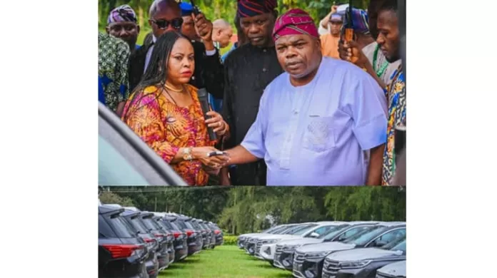 Gov Akeredolu Presents Vehicles To Ondo Legislators