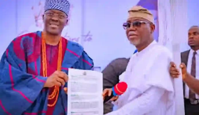 Oba Akintoye Adeyemi of Okeigbo receiving staff of office