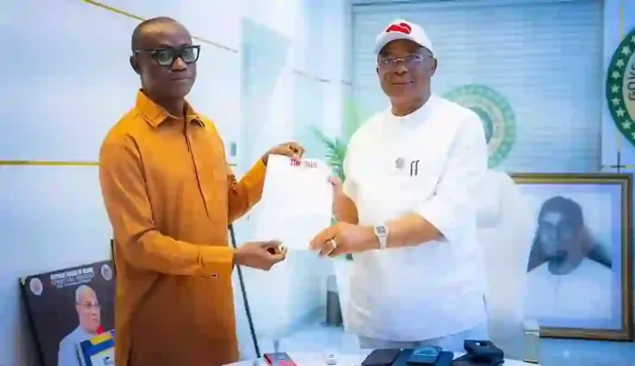 Hope Uzodimma Wins Sun Award Uzodimma receiving the letter from the MD/EIC of The Sun Publishing Ltd, Onuoha Ukeh.