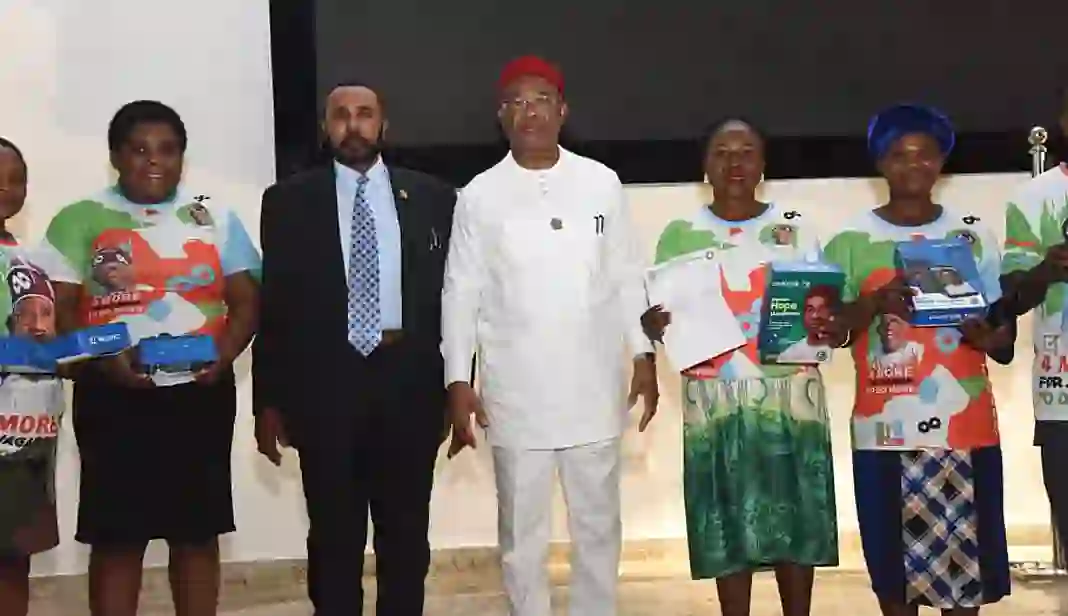 Uzodimma, Commissioner Ikegwuoha and beneficiaries.